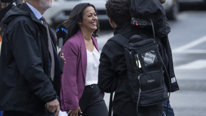 Ruba Ghazal (co-porte-paroles Québec solidaire) lors de l’arrivé des chefs pour le Face-à-face des chefs dans le cadre des élections provinciales 2026 au studio de TVA le mardi 15 septembre 2026. PHOTO POOL MARTIN CHEVALIER - LE JOURNAL DE MONTRÉAL