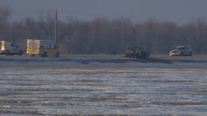 Des policiers et des secouristes près de l'autoroute 248 à proximité de Saint-Eustache au Manitoba, le 11 février 2025.