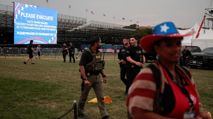 Un avis d'évacuation s'affiche sur un écran à l'approche d'un orage lors des célébrations du 4 juillet marquant le 250e anniversaire de l'indépendance des États-Unis à Washington.