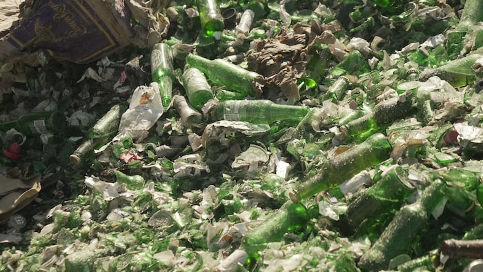 Des bouteilles de verre cassées.