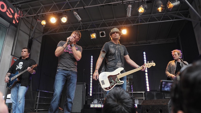  le guitariste Chris Henderson, le chanteur Brad Arnold, le bassiste Greg Upchurch et le guitariste Matt Roberts du groupe 3 Doors Down, le 29 juillet 2011 à New York. 