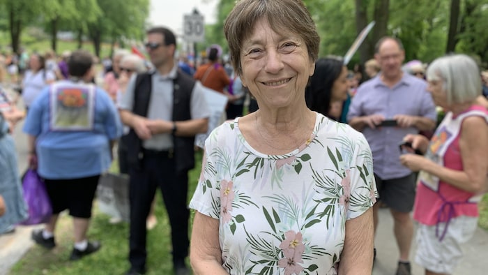 Françoise David au milieu de la foule.