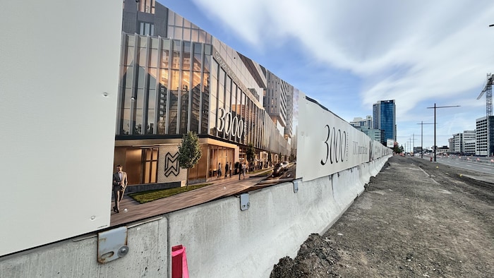 Une barirère qui encercle le chantier, devant le boulevard Laurier.
