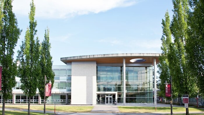 La façade du bâtiment principal de l'Université Polytechnique Kwantlen.