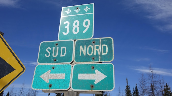 Un panneau indiquant la route 389 à Fermont.