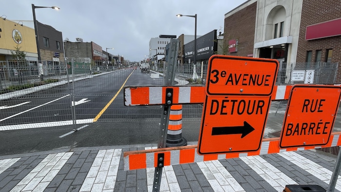 Des panneaux bloquent la circulation sur la 3e Avenue.