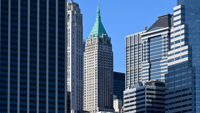 Un gratte-ciel de style néo-gothique se dresse au cœur de Manhattan.