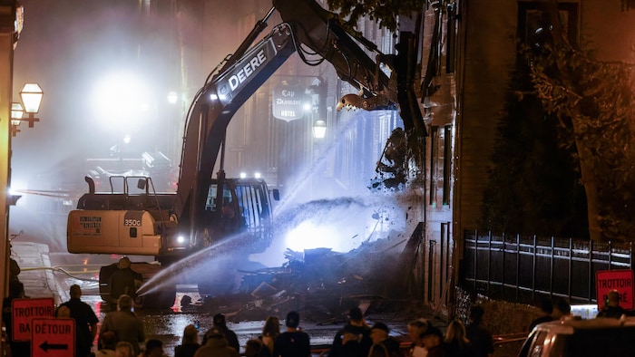 Le 45 de l'avenue Sainte-Geneviève a été démoli sous les regards de résidents du secteur.