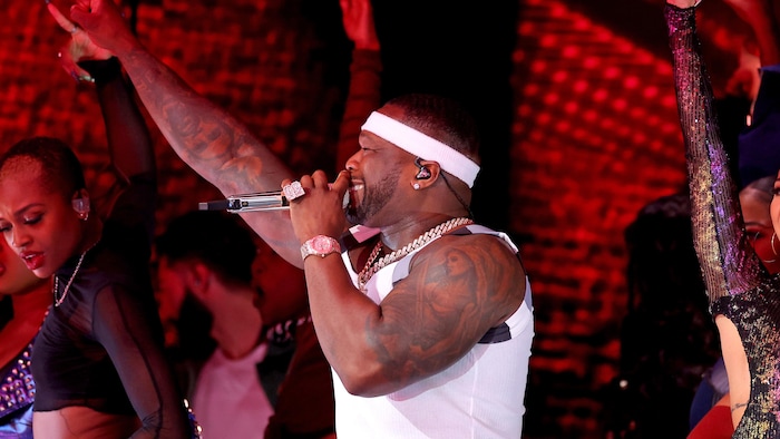50 Cent sur scène entouré de danseurs et de danseuses.