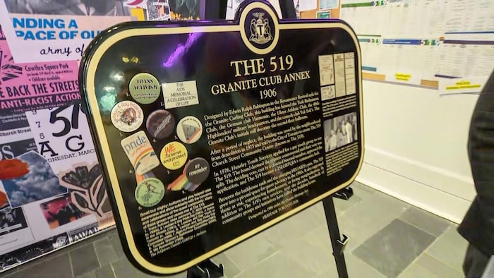 La plaque du 519 sur un chevalet. 