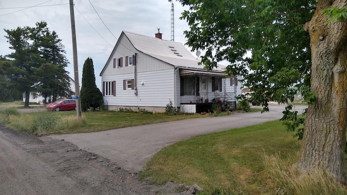 Une maison blanche en campagne.