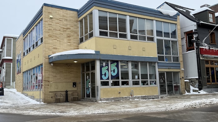 L'édifice que accueille le 55, côte du Passage, pendant la saison hivernale.