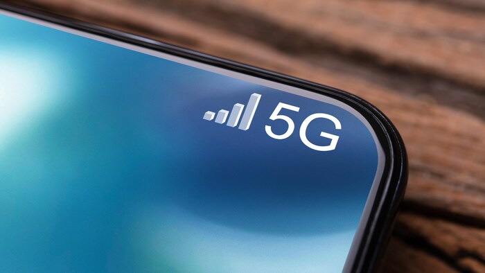Un plan large d'un téléphone cellulaire connecté à un réseau 5G.