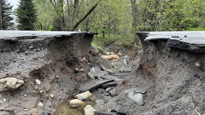 A large crevasse was widened in the Rang 6 road in Sherbrooke during heavy rains. more more companies considering expenses