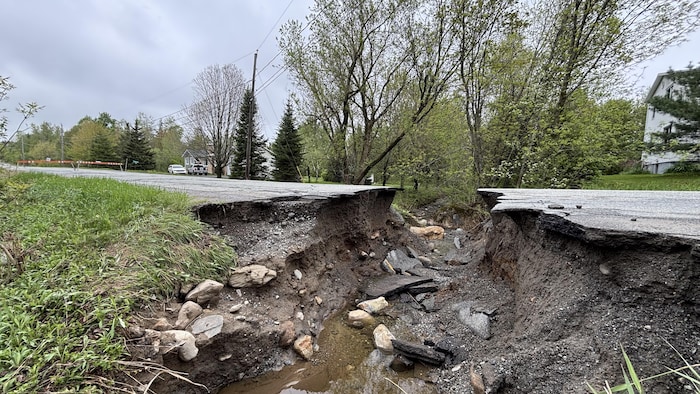Une grande crevasse s'est creusée dans la chaussée du rang 6 à Sherbrooke lors de fortes pluies.