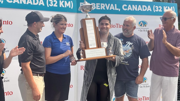 Matias Diaz Hernandez avec un trophée dans les mains.