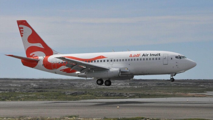 Un avion d'Air Inuit sur le point d'atterrir.
