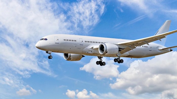 Un avion de ligne Boeing 787-8 Dreamliner atterrit à l'aéroport.