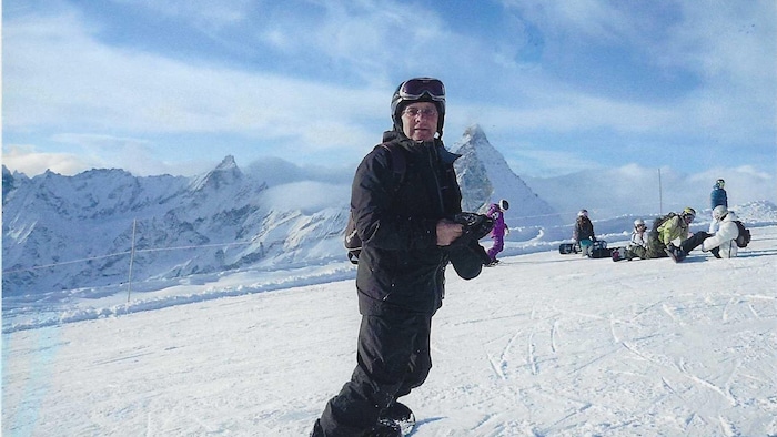 Un planchiste sur une montagne 