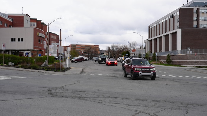 Des voitures circulent sur la 9e Rue, près de l'Hôpital de Rouyn-Noranda.