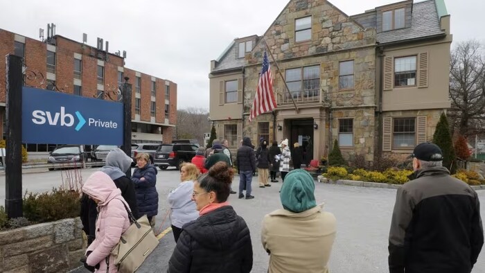 عملاء لمصرف ’’سيليكون فالي‘‘ يقفون في طابور أمام أحد فروعه في ولاية ماساتشوستس الأميركية في 13 آذار (مارس) 2023.