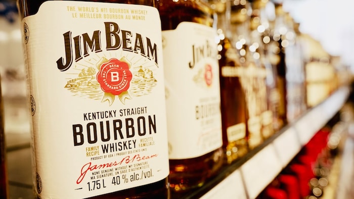 Une bouteille de bourbon Jim Beam sur une étagère de la LCBO.