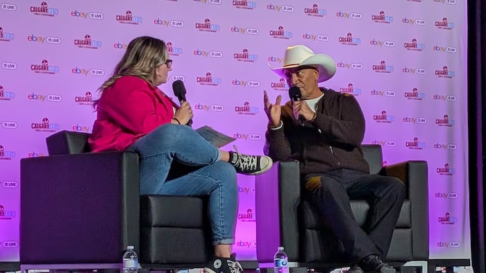L'acteur Temuera Morrison assis dans un fauteuil est en train d'être interviewé.