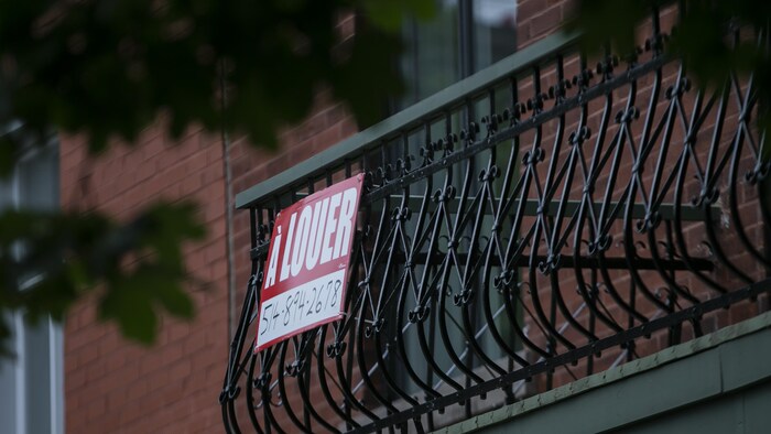 Affiche « à louer » sur un balcon.