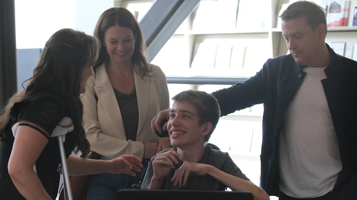 Les acteurs de la série en tournage.