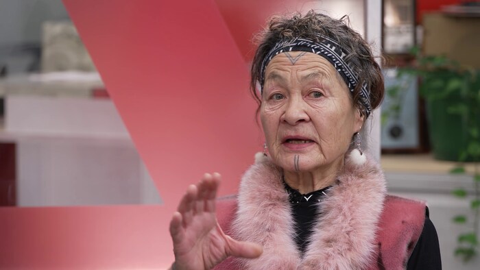 Aaju Peter répond aux questions de CBC dans un studio télé.