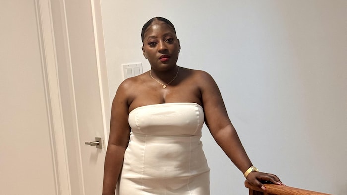 Sandra Namugerwa pose pour la caméra.