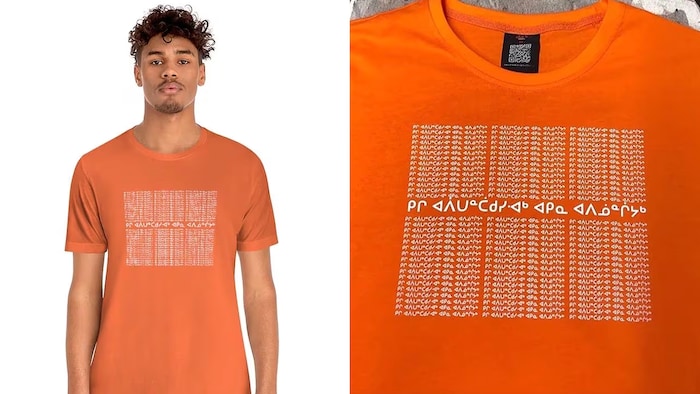 Un homme porte un chandail orange au design urbain avec des écritures autochtones.