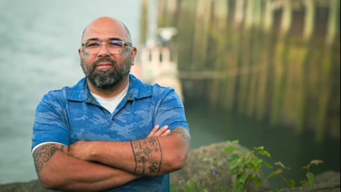 Aaron Dana, les bras croisés.