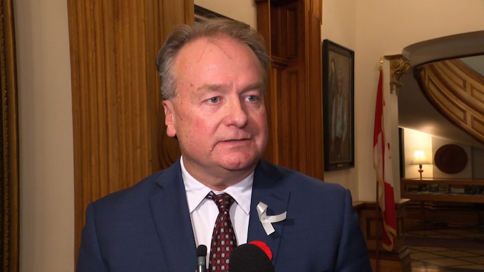 Aaron Kennedy interviewé en mêlée de presse.