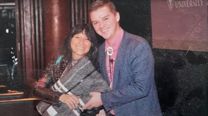 Aaron Prosper pris en photo avec Buffy Sainte-Marie.