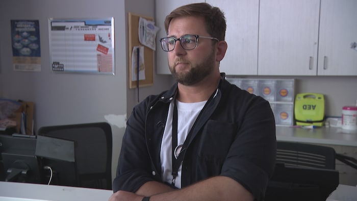 Aaron Woznica, en train de donner une entrevue à l'intérieur de l'ancien centre de consommation de Parkdale.