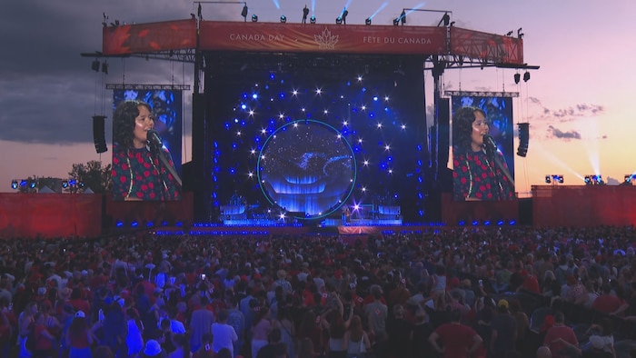 Une scène et des spectateurs.