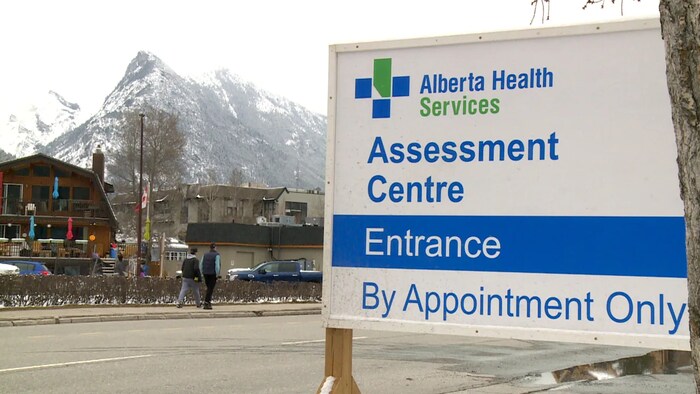 Cartel que anuncia la presencia de un centro temporal de detección del coronavirus en Banff, Alberta.