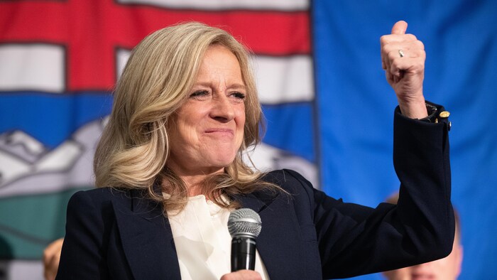 La chefle du Nouveau Parti démocratique de l'Alberta, Rachel Notley, lève le pouce en signe de réconfort pour la foule rassemblée pour son discours de défaite aux élections provinciales, à Edmonton, le lundi 29 mai 2023.