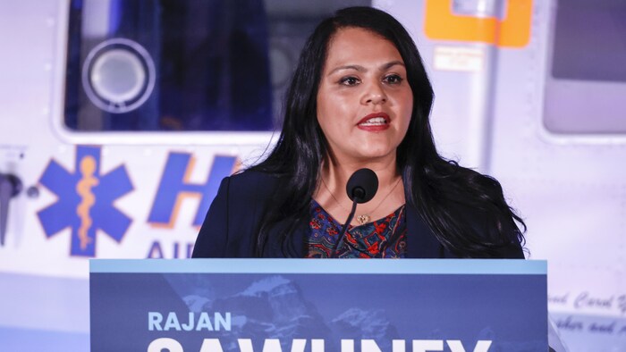 Rajan Sawhney s'exprime lors d'un débat de la course à la chefferie du Parti conservateur uni de l'Alberta tenu à Medicine Hat, le mercredi 27 juillet 2022.