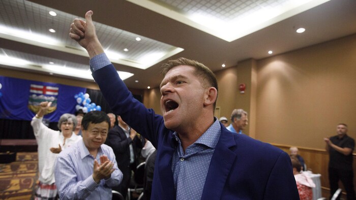 Le chef du parti Wildrose de l'Alberta, Brian Jean, célèbre le vote de ses membres en faveur d'une fusion avec les conservateurs pour former le Parti conservateur uni de l'Alberta à Red Deer, le samedi 22 juillet 2017.