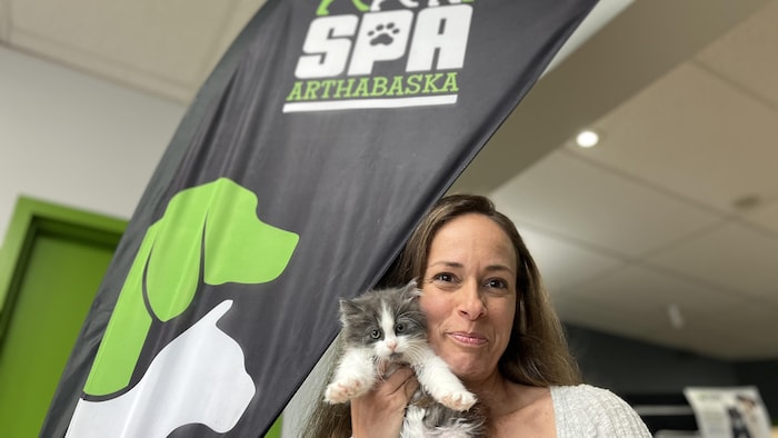 La directrice générale de la SPAA avec un chat dans les mains, Geneviève Bouffard.
