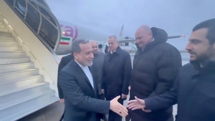 Le ministre iranien des Affaires étrangères, Abbas Araqchi, est accueilli par des responsables, selon les médias iraniens, lors de sa visite en Russie pour s'entretenir avec le président russe Vladimir Poutine, à Saint-Pétersbourg, comme l'indique cette capture d'écran tirée d'une vidéo diffusée le 27 avril 2026.