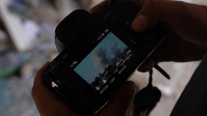 La photo affichée sur un appareil qu'Abbas Fakih tient dans ses mains.