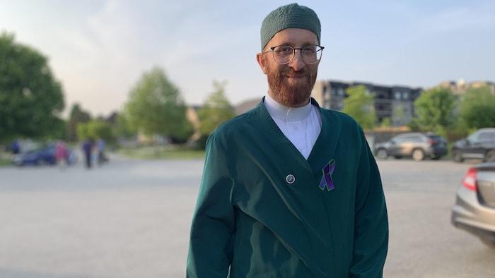 Abd Alfatah Twakkal porte une soutane verte.