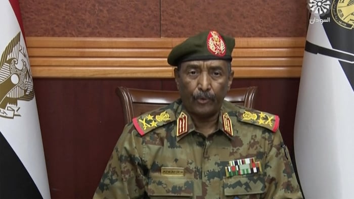 Le général en habit militaire s'adresse à la nation.