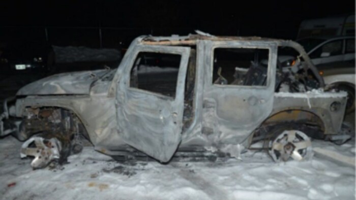 Une jeep complètement calcinée.