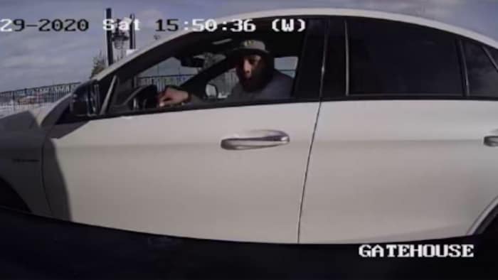 Samir Abdelgadir au volant d'une Mercedes blanche.