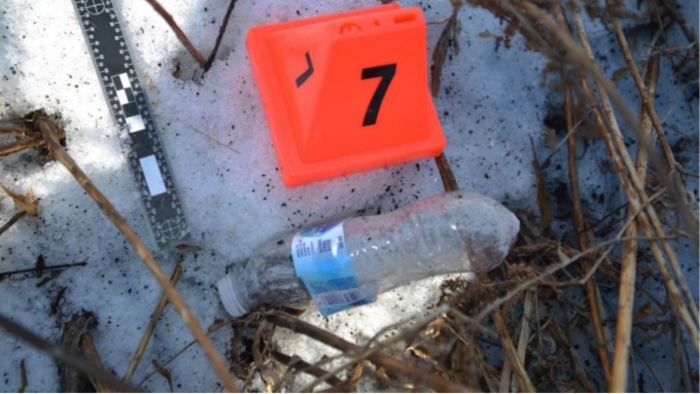 Une bouteille d’eau en plastique sur la neige.