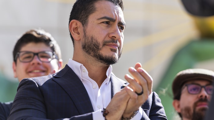 Abdul El-Sayed applaudit lors d’une conférence de presse, le 5 août 2026 à Détroit, dans le Michigan.